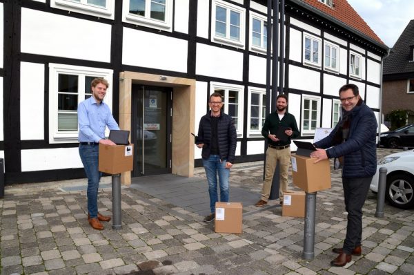 Die ersten iPads sind nun bei Jan Hüttenhölscher (EDV), Dominik Bartels (Abteilung Schule), Sergej Wetternei (EDV) und Beigeordnetem Andreas Göke (von links) in der Stadtverwaltung eingetroffen. In der EDV-Abteilung werden jetzt die notwendigen Apps eingerichtet, um die iPads anschließend an die Schulen zu geben. Foto: Stadt Rietberg